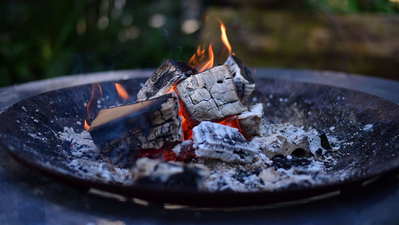Glut und Flammen in einer Feuerschale